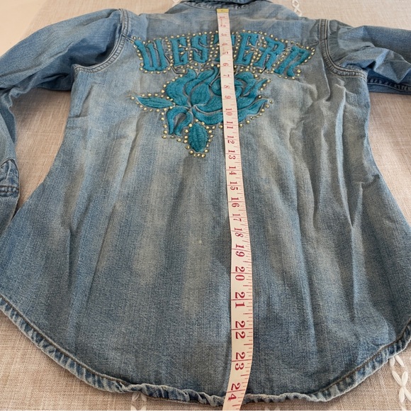 Vintage Western Denim Blue Floral Embroidered Denim Shirt - Cowgirl Chic! 🌸🤠 - Picture 6 of 16